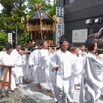 　大山寺の御輿行幸＝２４日午前、鳥取県大山町