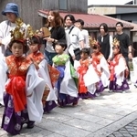 　大山寺の御輿行幸の参加者＝２４日午前、鳥取県大山町
