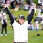 　最終日、ウイニングパットを決め、ガッツポーズする入谷響。通算９アンダーで優勝＝袖ケ浦ＣＣ袖ケ浦