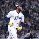 　６回、この試合２本塁打目となる２ランを放ち、雄たけびを上げる西武のカナリオ。奥はオリックスの投手吉田＝ベルーナドーム