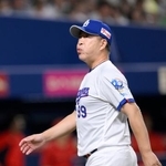 　６回、高橋宏に降板を告げベンチに戻る中日・井上監督＝バンテリンドーム