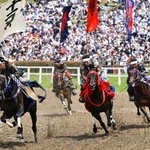 　「相馬野馬追」の甲冑競馬で疾走する騎馬武者＝２４日午後、福島県南相馬市