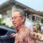 　支援者集会後に取材に応じる沖縄県の玉城デニー知事＝２４日午後、沖縄県沖縄市