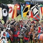 　相馬野馬追の神旗争奪戦で、打ち上げられて舞い降りる旗を奪い合う騎馬武者＝２４日午後、福島県南相馬市
