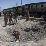 　パキスタン南西部で２４日に発生した爆発の現場を調べる軍関係者ら（ＡＰ＝共同）