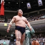 　大相撲夏場所千秋楽の優勝決定戦で、霧島（奥）を押し出しで破り優勝を決めた若隆景＝２４日、両国国技館