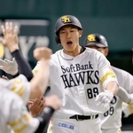 　３回、２ランを放ちナインに迎えられるソフトバンク・柳田＝みずほペイペイドーム