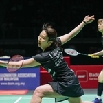 　バドミントンのマレーシア・マスターズ、女子ダブルス決勝で中国ペアと対戦する広田彩花（右）、桜本絢子組＝２４日、クアラルンプール（ＡＰ＝共同）