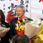 　石川県珠洲市長選で６選を決めた泉谷満寿裕氏（中央）＝２４日午後、珠洲市