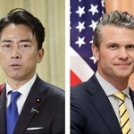 　小泉進次郎防衛相（左）、ヘグセス米国防長官