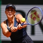 　女子シングルス１回戦でプレーするベリンダ・ベンチッチ＝パリ（共同）