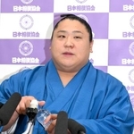 　２度目の優勝を果たし、千秋楽から一夜明けの記者会見をする小結の若隆景＝２５日、両国国技館
