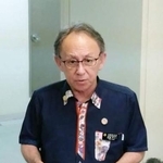 　記者団の取材に応じる沖縄県の玉城デニー知事＝２５日午前、沖縄県庁