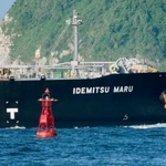　伊勢湾に入る出光興産の大型原油タンカー「出光丸」＝２５日午前６時２１分、愛知県田原市の伊良湖岬から撮影