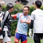　サッカーＷ杯北中米３カ国大会に向けた合宿で笑顔を見せる長友佑都（右から２人目）＝２５日、千葉市内