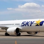　スカイマークが国内の航空会社で初めて導入するボーイング７３７-８型機＝２５日午前、羽田空港