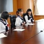 　松本文科相（右端）と意見交換するダンスボーカル・ユニット「新しい学校のリーダーズ」＝２５日午前、文科省
