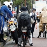 　自転車の青切符制度が始まり、東京都内で指導する警察官＝４月