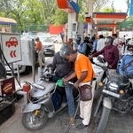 　バイクで混雑するインド・ニューデリーのガソリンスタンド＝１８日（共同）