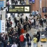 　旅行客でにぎわう関西空港の国際線到着ロビー＝６日