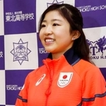 　報道陣の取材に応じるフィギュアスケート女子の千葉百音選手＝２５日、仙台市の東北高