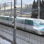 　北海道新幹線＝３月、北海道北斗市