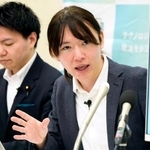 　記者会見するチームみらいの安野党首（右）＝２５日午前、国会