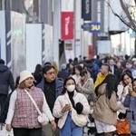 　東京・銀座で買い物を楽しむ外国人ら＝２０２４年１月