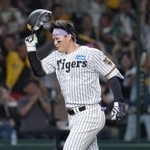 　２０日、中日戦でサヨナラ本塁打を放ち本塁に向かう阪神・森下＝甲子園