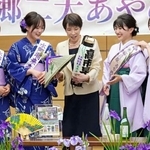 　茨城県潮来市の「水郷潮来あやめまつり」と、千葉県香取市の「水郷佐原あやめまつり」をＰＲする観光大使と談笑する高市首相（中央）＝２５日午後、首相官邸