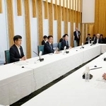 　首相官邸で開かれた、女性の健康課題などを議論する副大臣会議＝２５日午後
