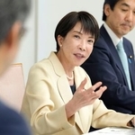 　スタートアップ経営者らと面会する高市首相（左）＝２５日午後、首相官邸