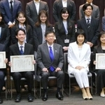 　授賞式で松本国家公務員制度相（前列中央）と記念写真に納まる受賞者ら＝２５日午後、東京都千代田区
