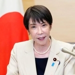 　報道陣の取材に応じる高市首相＝２５日午後、首相官邸