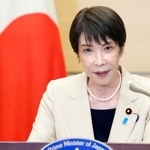 　報道陣の取材に応じる高市首相＝２５日午後、首相官邸