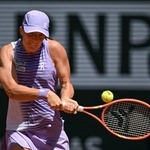 　女子シングルス１回戦でプレーするイガ・シフィオンテク＝パリ（共同）