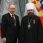 　モスクワのクレムリンでプーチン大統領（左）から国家勲章を受けたロシア正教会のイラリオン対外教会関係局長（当時）＝２０２２年２月（タス＝共同）