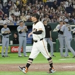 　２４日、阪神に３連敗を喫して引き揚げる巨人の阿部監督＝東京ドーム