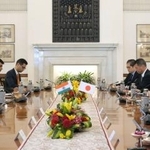 　インドのジャイシャンカル外相（左から２人目）らと会談する茂木外相（右から３人目）＝２５日、ニューデリー（共同）