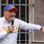 　アルメニア議会選を前に、首都エレバンで選挙運動をするパシニャン首相＝１２日（タス＝共同）