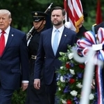 　米南部バージニア州のアーリントン国立墓地を訪れたトランプ大統領（左）とバンス副大統領（中央）＝２５日（ゲッティ＝共同）