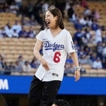 　米大リーグ、ドジャース-ロッキーズ戦で始球式を務めたフィギュアスケート・ペアの三浦璃来さん（上）と木原龍一さん＝ロサンゼルス（共同）