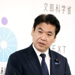 　記者会見する松本文科相＝２６日午前、文科省