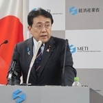 　記者会見で電気とガス料金の補助について説明する赤沢経産相＝２６日午前、経産省