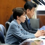 　参院内閣委に出席した高市首相（左）＝２６日午前