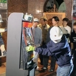 　押収されるパチスロ機＝２４日、東京都新宿区