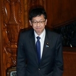 　衆院本会議で個人情報保護法の改正案が可決され、一礼する松本デジタル相＝２６日午後