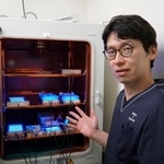 　青色ＬＥＤを使った悪性腫瘍の新たな治療法の開発に取り組む徳島大の西庄俊彦准教授