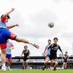 　サッカーＷ杯北中米３カ国大会に向け調整する上田（左手前）ら＝千葉市内