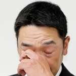 　取材対応で涙を流すプロ野球巨人の阿部慎之助前監督＝２６日午前、東京・大手町